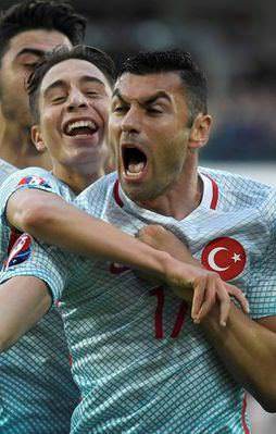 Burak Yılmaz ve Emre Mor tarihe geçti