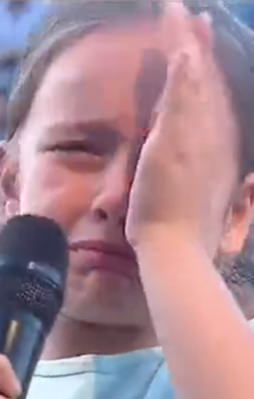 Küçük kız hem ağladı hem ağlattı