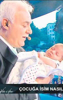 Kulağına ezan okundu