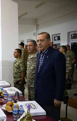 Erdoğan Silopi'de askerlerle birlikte iftar yaptı