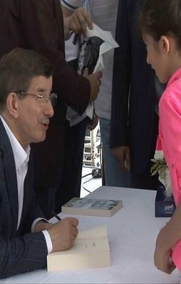 Davutoğlu orucunu kitapseverlerle açtı