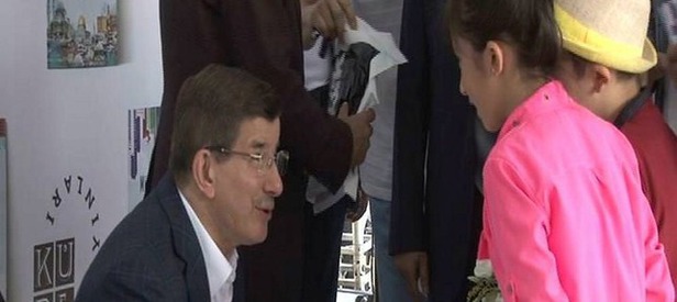 Davutoğlu orucunu kitapseverlerle açtı