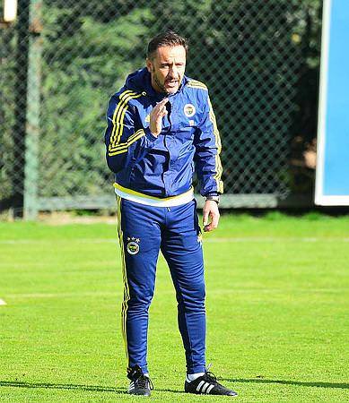 Pereira kara kara düşünüyor
