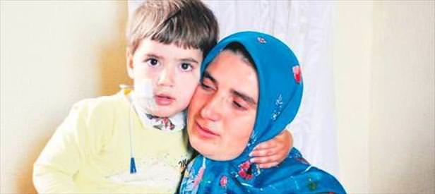 Ağlamasın diye nöbet tutuyor