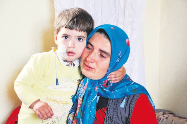 Ağlamasın diye nöbet tutuyor