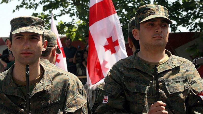 Komşuda zorunlu askerlik kaldırıldı