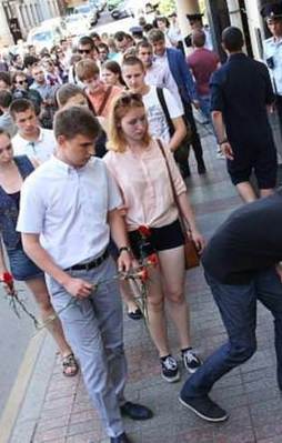 Ruslar terör saldırısında ölenler için karanfil bıraktı