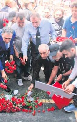 Konsoloslar karanfil bıraktı