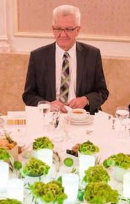 Almanya'daki iftarda şarap skandalı!