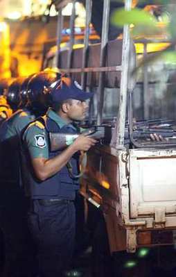 Bangladeş'te rehine krizi: 20 kişi öldürüldü