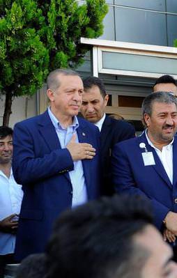 Erdoğan, havalimanındaki taksicileri ziyaret etti