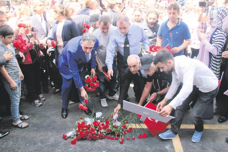 Konsoloslar karanfil bıraktı