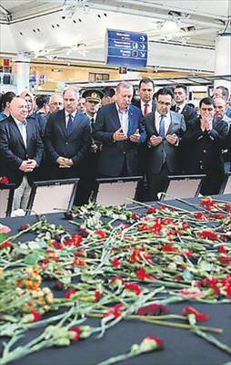 Ölenler için dua etti