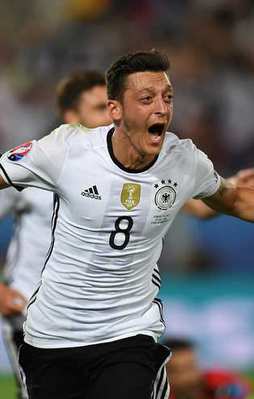 Alman bakanın Özil tweetine tepki yağıyor