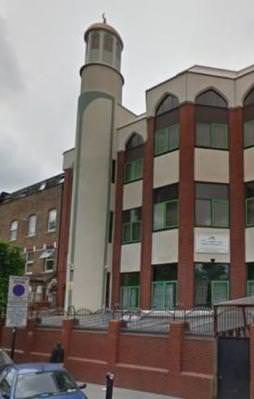 Londra'da camiye çürümüş domuz eti atıldı