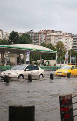 İstanbul'da sağanak hayatı olumsuz etkiledi