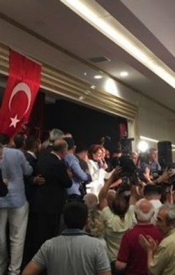 Akşener'in bayramlaşma töreninde olay çıktı
