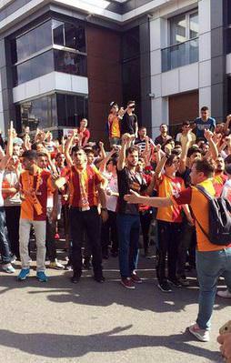 G.Saraylı taraftarlar yönetimi istifaya çağırdı
