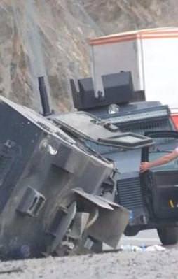 Zırhlı polis aracı takla attı