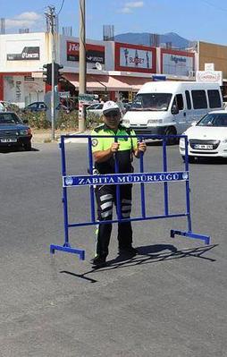 Polis ilçe girişine barikat kurdu