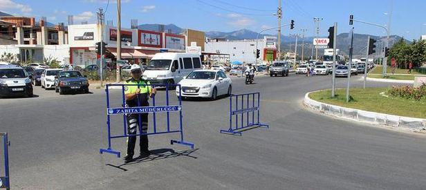 Polis ilçe girişine barikat kurdu