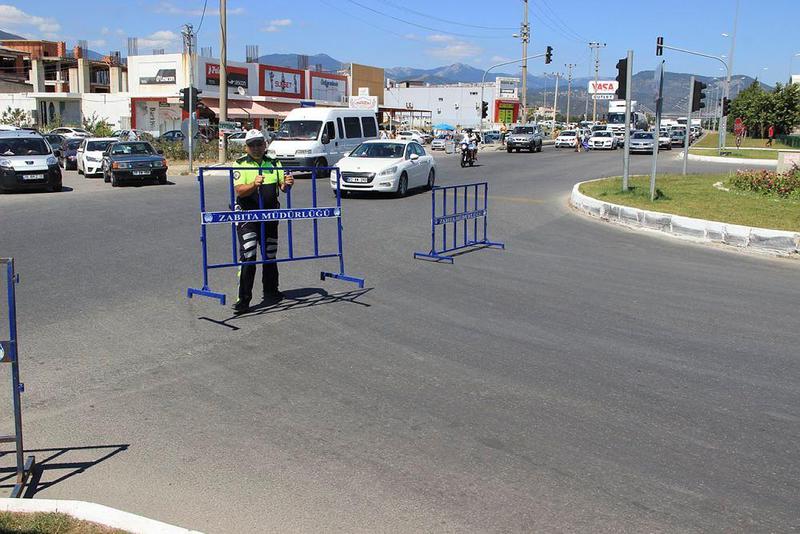 Polis ilçe girişine barikat kurdu