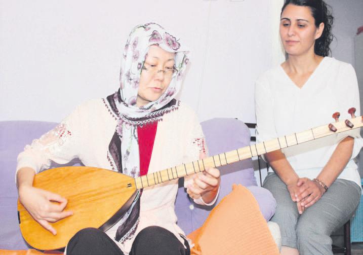 Japon gelin aldı sazı eline...