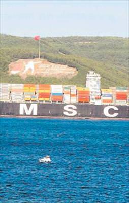 Boğaz’dan dev geçti