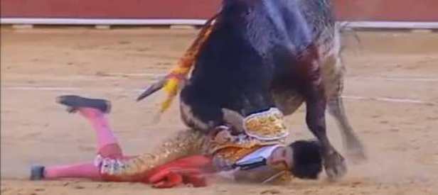 İspanya’da boğa, matadoru öldürdü