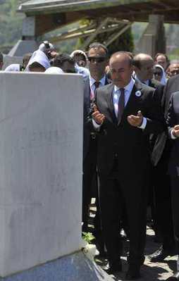 Çavuşoğlu: Srebrenitsa'yı unutmuyoruz