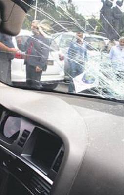 HDP’li başkanın aracına taş