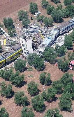 İtalya’da iki tren çarpıştı: 11 ölü