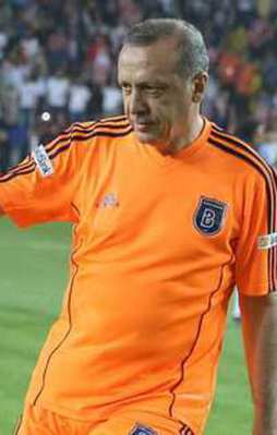 Ünlülerin futbol şöleni naklen  atv'de