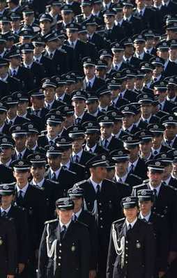 Emniyet tüm polisleri göreve çağırdı.
