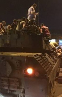 Askerler Atatürk Havalimanı'ndan çekiliyor