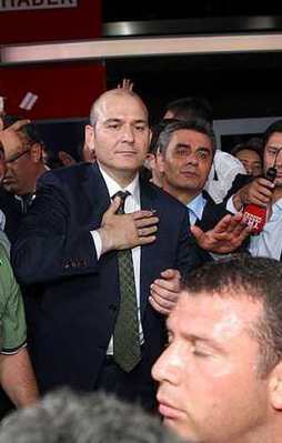 Halk, darbeci hainleri TRT'den böyle temizledi!