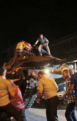 Halk canı pahasına darbeye karşı çıkıyor!