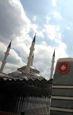 FETÖ'cü kalleşler Millet Camisi'ni bombaladı