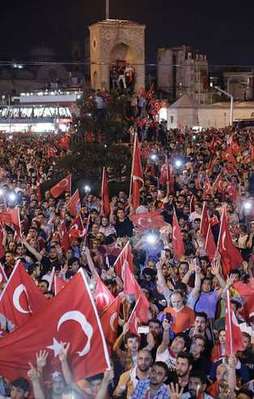 Yüz binlerce kişi Taksim meydanını doldurdu