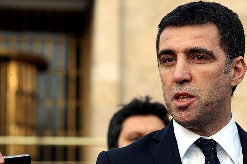 Hakan Şükür'den ihanet tweetleri!