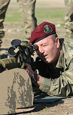 Darbeci generali alnından vurdu