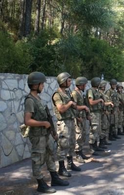 Marmaris'te ormana kaçan askerler aranıyor
