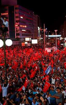 Millet demokrasi nöbetine devam ediyor!