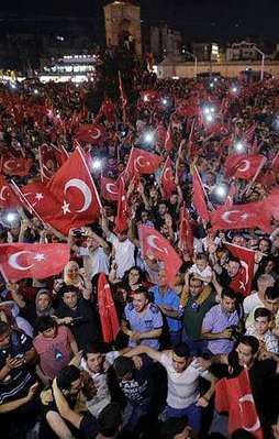 Halk sokaktan çekilsin diye FETÖ bu yalanı yayıyor