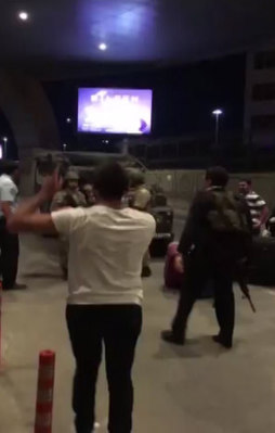 O askerler omuzlarda taşındı