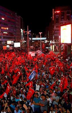 Tüm meydanlarda bu şarkı çalacak