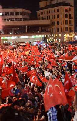 Milyonlar bu gece de demokrasi nöbetinde
