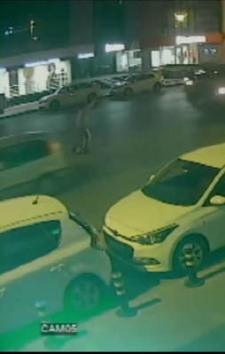 Korkmadan kendini tankların önüne attı!