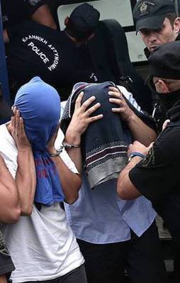 Yunanistan'daki hainlere 2'şer ay hapis cezası