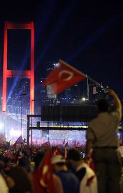 Boğaziçi Köprüsü'nden dünyaya demokrasi dersi